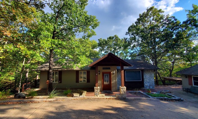 Garfield House | ROCKY RIDGE - Lakefront 5 bdrms, 4 baths, lake views and easy walk to the water!