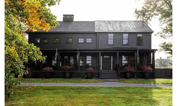 Stuyvesant House | Rode Barns - Farmhouse compound near Hudson