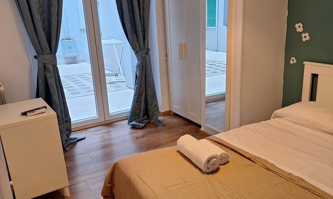 San Giovanni Apartment | ROMA NASONI APARTMENT WITH 4 ROOMS AND 12 BEDS, VIA SCIACCA 26 ROMA