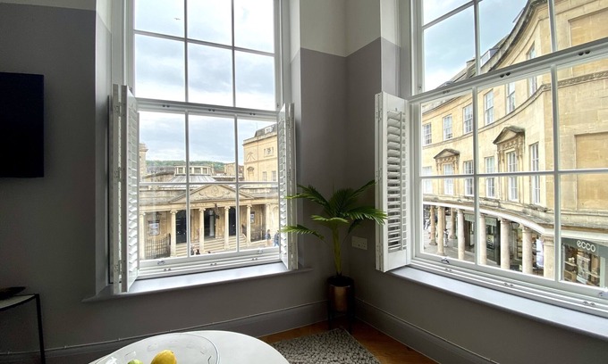Bath City Centre Apartment | Roman Bath View in the heart of Bath