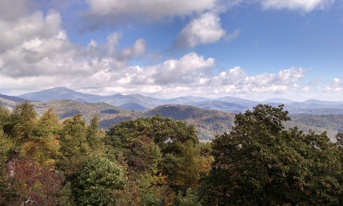 Boone House | Romance with this Gorgeous Mnt View’ minutes to downtown Boone , Gated community