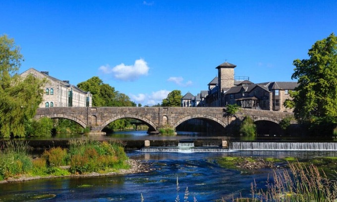 Kendal Apartment | Romantic and stylish studio apartment with views and free parking