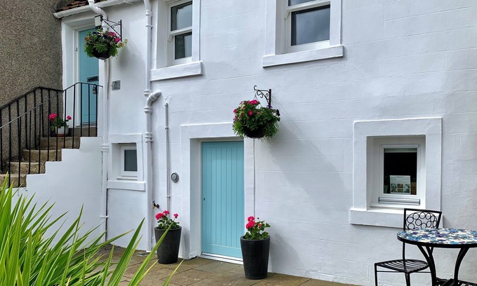 Pittenweem Cottage | Romantic Boutique Bolthole In Pittenweem Near St Andrews. Small dogs welcome.