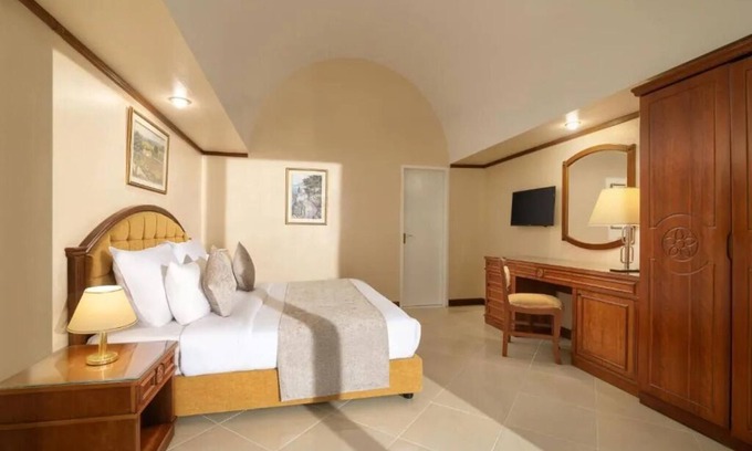 Wadi El Natrun Resort | Romantic Cairo Resort with Pyramid Vistas l 3 Relaxing Rooms, Pool & Spa Access