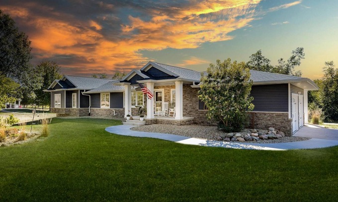 Robins House | Romantic cheerful home close to many attractions