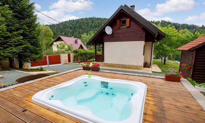 Benkovac Fuzinski House | Romantic cottage spacious property near the lakes Bajer and Lepenica.