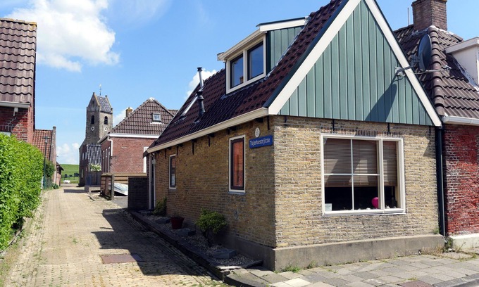 Wierum House | Romantic Fish House in Friesdorf directly on the dike! NEWLY RENOVATED ! WIFI