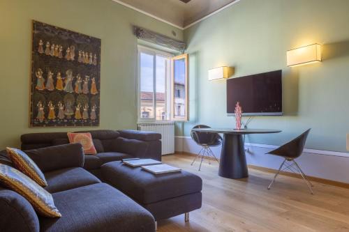 Santo Spirito Apartment | Romantic Florence City Center Suite