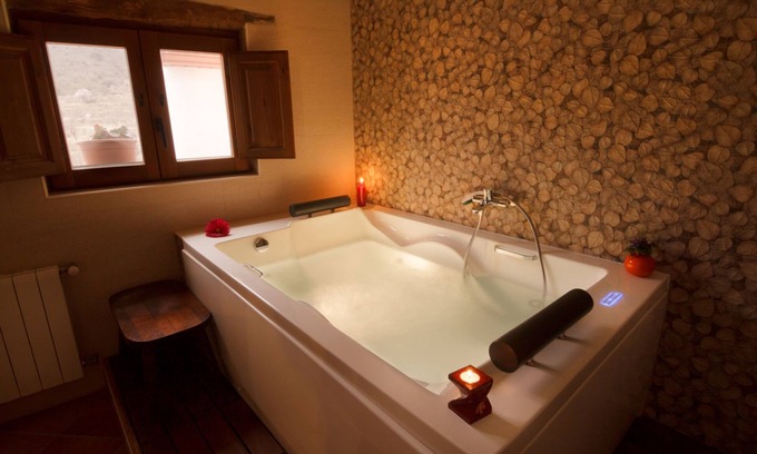 Laroya House | romantic house for 2 or 4 people with jacuzzi