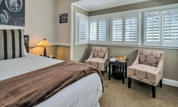 Calistoga Hotel | Romantic King Room Near Calistoga Spa & Hot Springs.