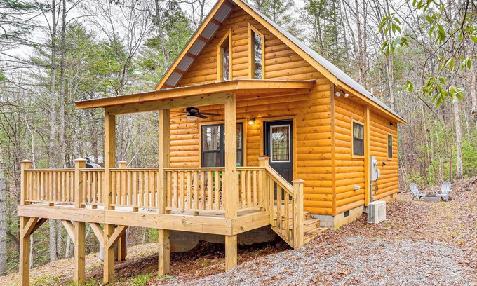 Murphy Cabin | Romantic Log Cabin in the Smokies w/Fire Pit!