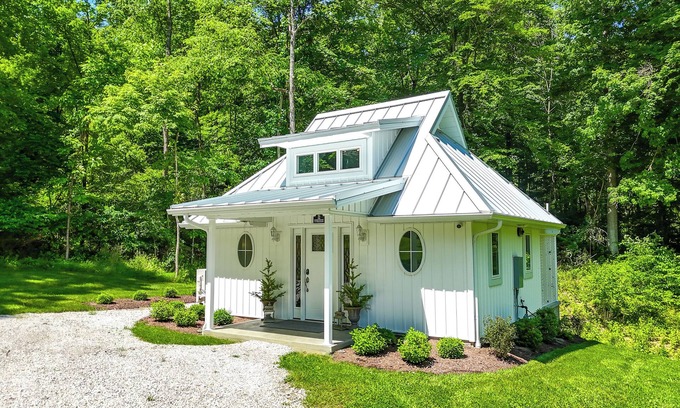 Dover Cabin | Romantic Retreat | Double Shower | Two Person Claw Foot Tub