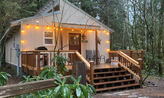 Ashford Cabin | Romantic Retreat! Hot Tub!
