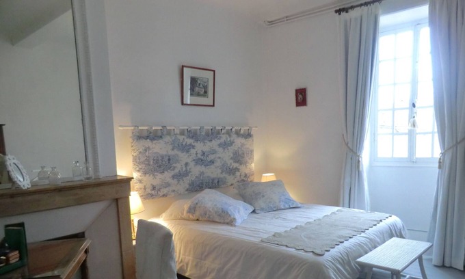 L'Etang-Vergy Hotel | Romantic room at the Domaine de Congey