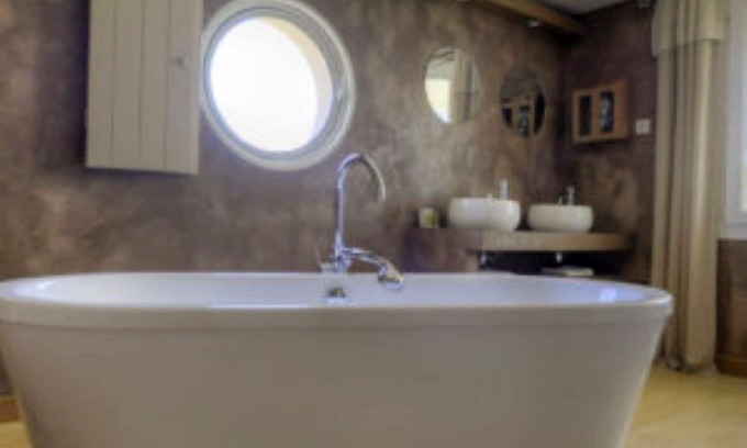 Venelles House | Romantic room with Sainte Victoire view and swimming pool