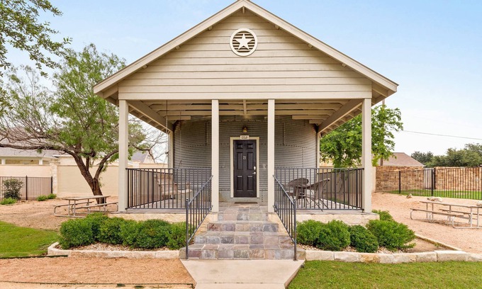 Gruene House | Romantic Silo Escape – King Loft & Porch Swing | Cozy & Peaceful Living Space with Modern Amenities