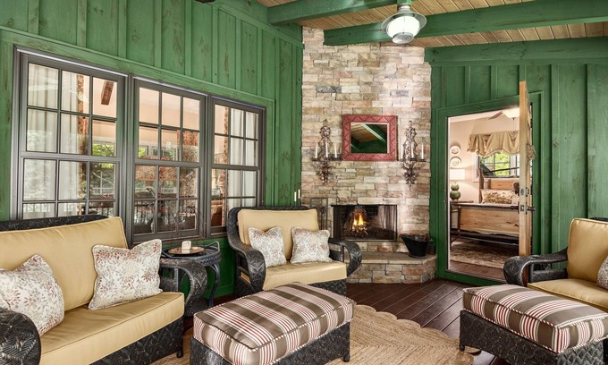 Maggie Valley Cabin | Romantic Treehouse Cabin + Private Hot Tub + Cozy Fireplace + Screened Porch