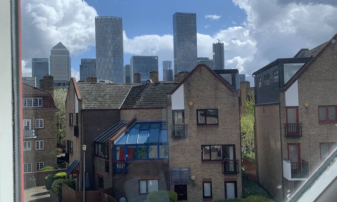 Surrey Docks Apartment | Romantic two level room with view canary wharf