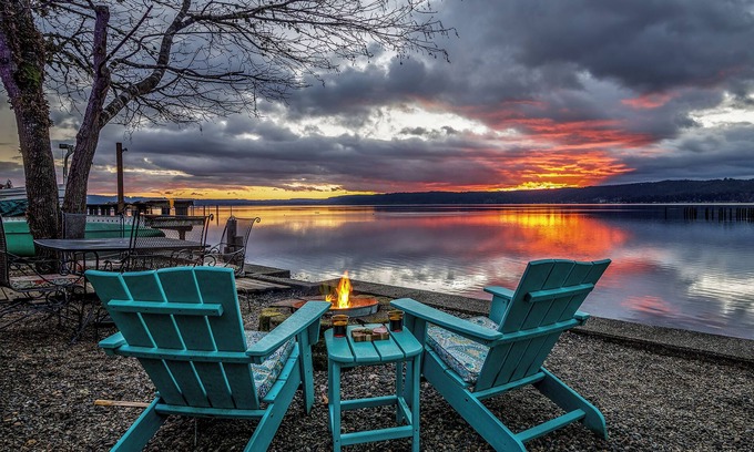 Matlock Cabin | Romantic, Updated 1940's Cabin/Pet Friendly | Waterfront | Fire Pit | Kayaks