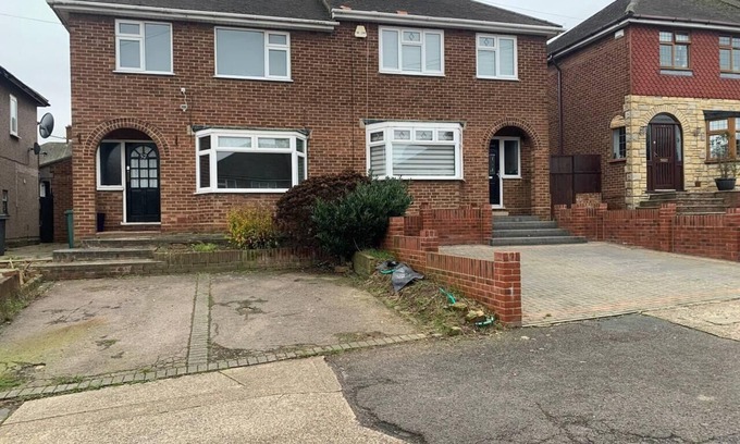 Havering Park House | Romford - House - Sleeps 6 - Garden - Parking