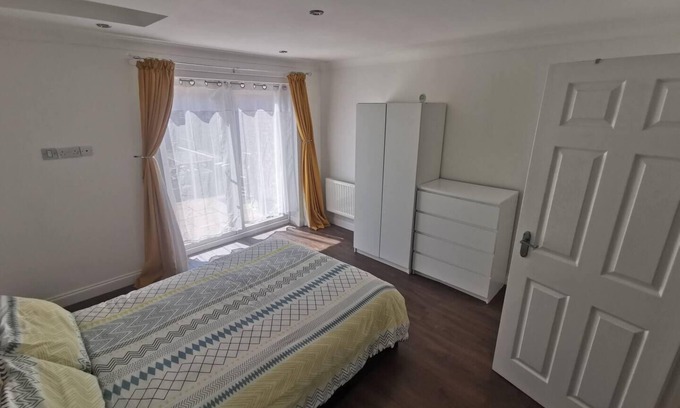 Brooklands Apartment | Romford Retreat - Stylish Apartment Stay
