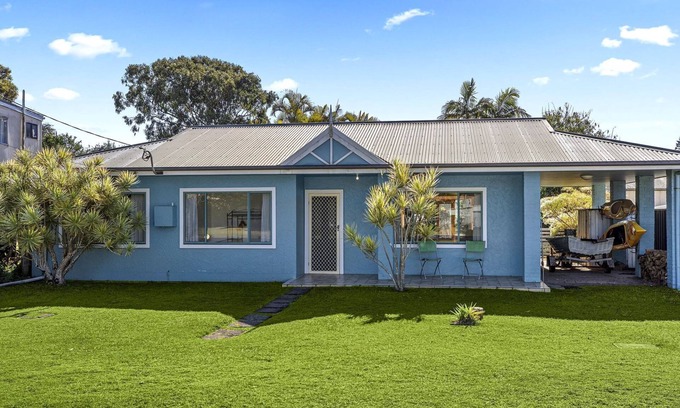 Mylestom House | Ronnie's Cottage in Mylestom is a character-filled, vintage retreat