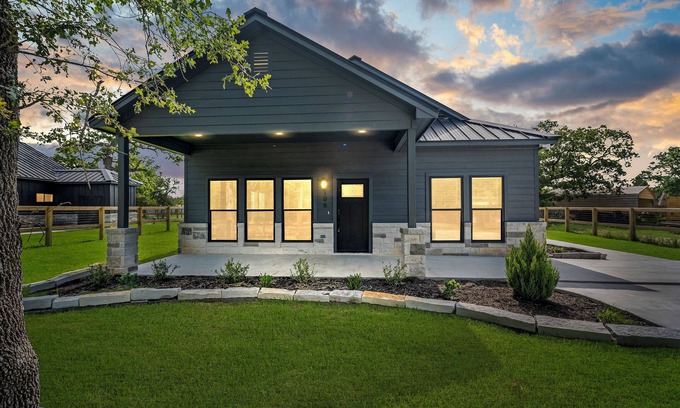 Somerville House | Roo's Hideaway, New Luxury 3BR/2BA Close to Round Top, Lake Somerville & A&M!