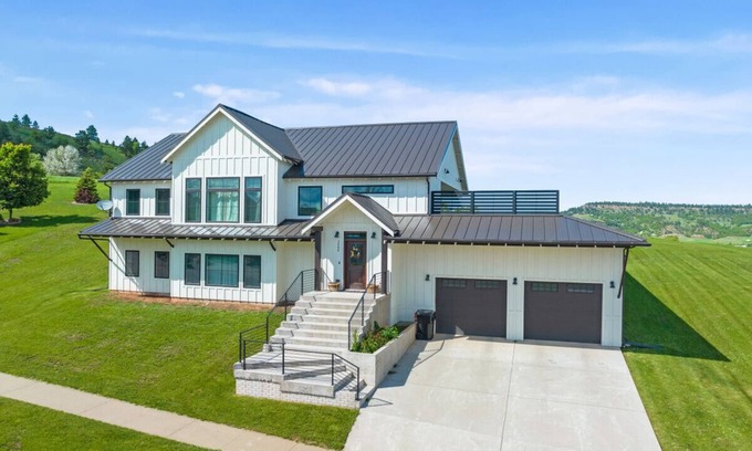Spearfish Apartment | Roof Top Deck-Hot Tub-Steam Shower-Arcade Games-4car Garage-Chef`s Kitchen