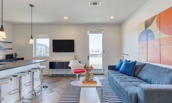 Historic Edgefield Apartment | Rooftop + 1 Mile to Broadway | Carter 1BDR Suite