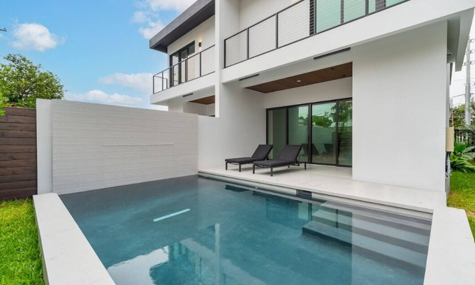 Coral Way House | Rooftop BBQ, Private Pool, Smart TV, King Bed, Mins from Coral Gables & Brickell