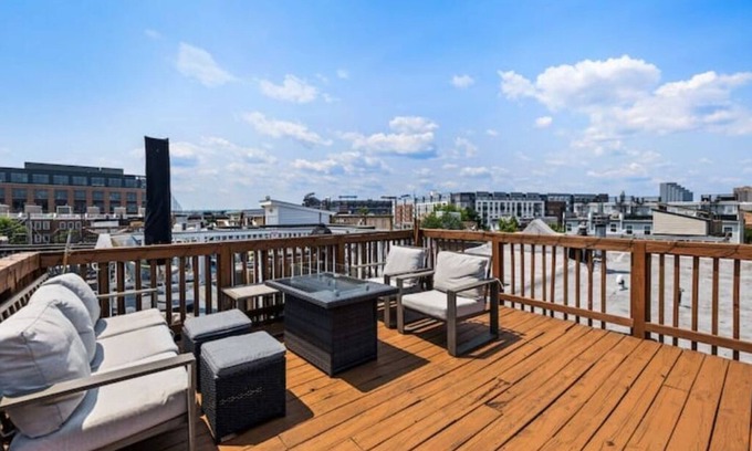 South Baltimore House | Rooftop Deck Escape! Free Parking!