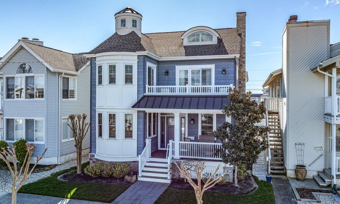 Gold Coast Condo | Rooftop Deck, Ocean Views & Elevator: Huge Home 6BR/4.5BA. Steps from beach!