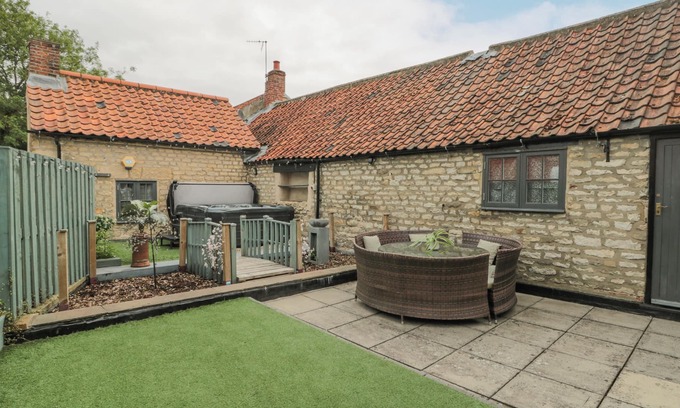 Pickering Apartment | ROOFTOP TERRACE, with hot tub in Pickering