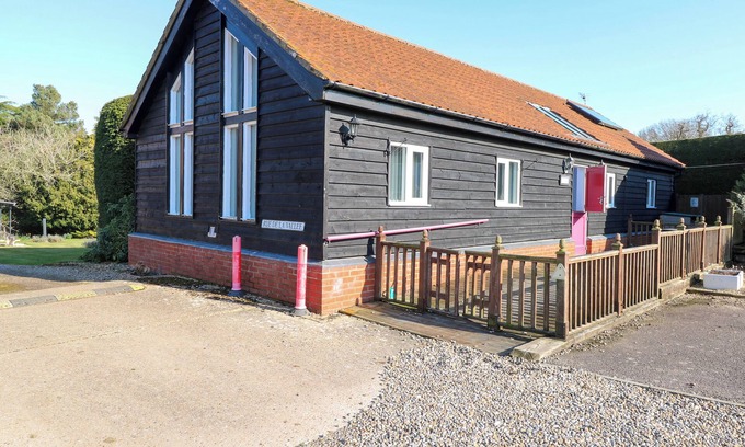 Halesworth Cottage | ROOKYARD COTTAGE, family friendly, with pool in Halesworth