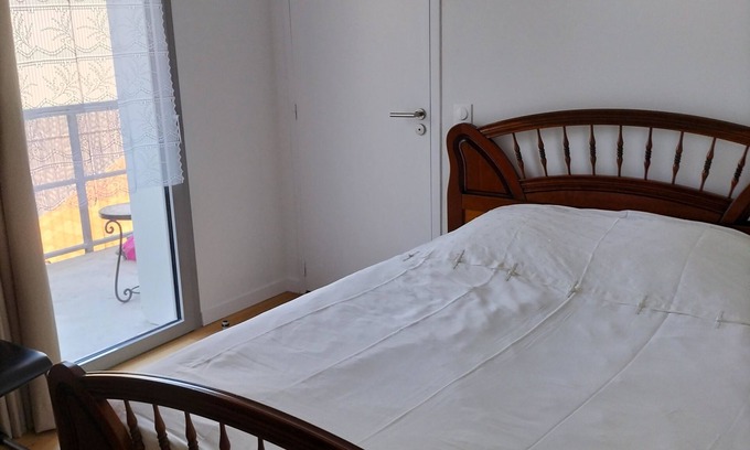 La Rochelle Bed & Breakfast | Room 12 m plus private shower room 4 m plus balcony 5 m'a 800 metres ocean
