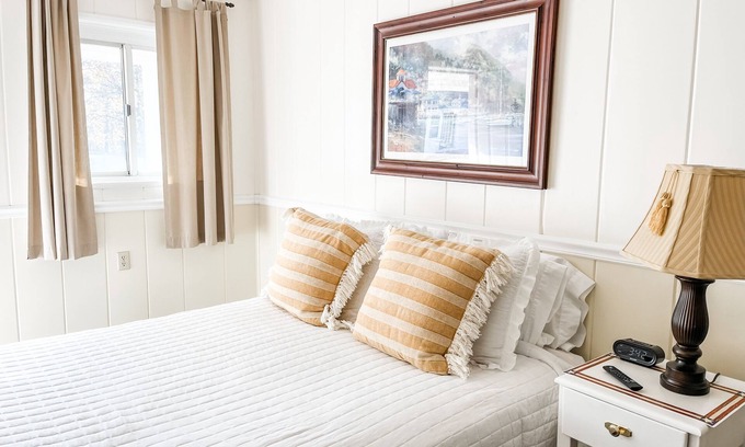 Whitehall Apartment | Room #14