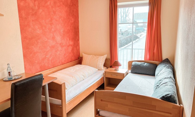 Breitenberg Apartment | Room 7 - twin room with mountain view, shared terrace and Wi-Fi