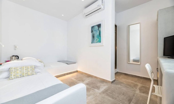Paros Hotel | Room 9 @ Pelican Paros in the Old Town!
