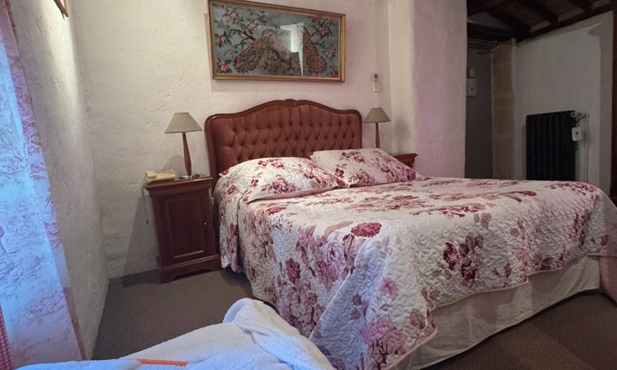 Collias Apartment | Room 'Chambre 21' with Shared Pool, Wi-Fi and Air Conditioning