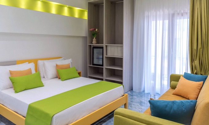 Ercolano Apartment | Room 'Elegante Camera Familiare' with Mountain View, Wi-Fi and Air Conditioning