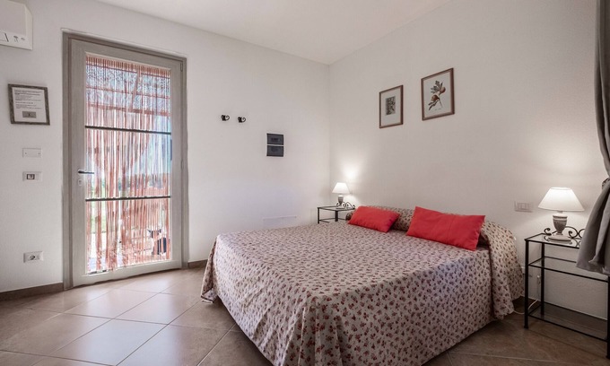 Magliano in Toscana Apartment | Room 'Giusti - 3 Leccio' with Shared Garden, Wi-Fi and Air Conditioning