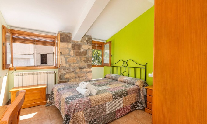 Conques Apartment | Room 'Habitació Doble De Uso Individual' with Mountain View, Wi-Fi and Air Conditioning