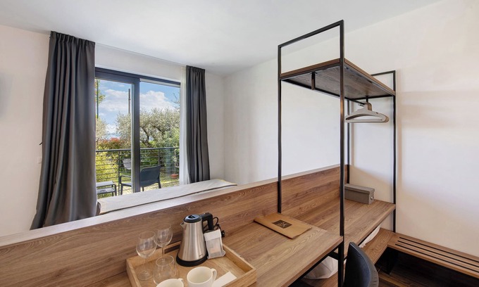 Moniga del Garda Apartment | Room 'Insula Felix Tripla Vista Lago' with Shared Terrace, Wi-Fi and Air Conditioning