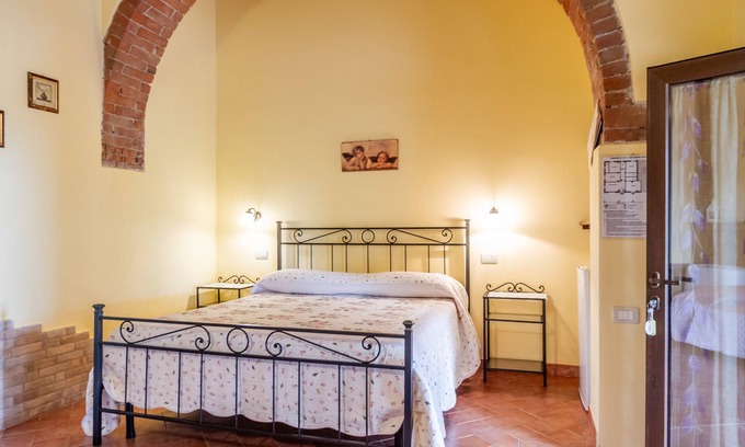Castiglione della Pescaia Apartment | Room 'Fienile' with Shared Terrace, Shared Garden and Wi-Fi