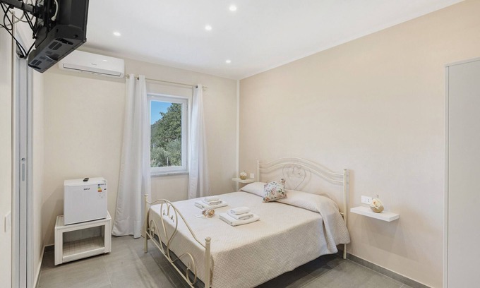 Capaccio-Paestum Apartment | Room 'La Fiesta' with Sea View, Wi-Fi and Air Conditioning