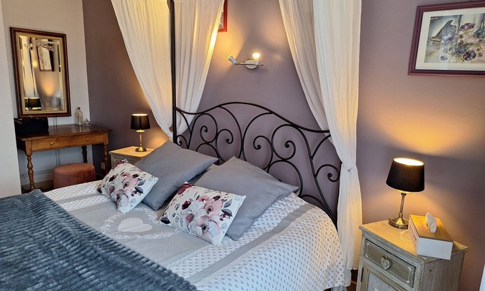 Fye Apartment | Room 'Le Meslay N°2 - Room for 2 People' with Shared Terrace, Shared Garden and Wi-Fi