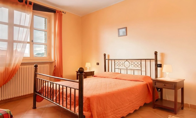 Costigliole d'Asti Apartment | Room 'Lepre' with Mountain View, Shared Pool and Wi-Fi