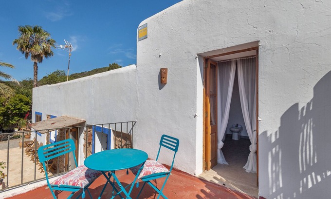 Sant Carles de Peralta Apartment | Room 'Olivo' with Mountain View, Wi-Fi and Air Conditioning