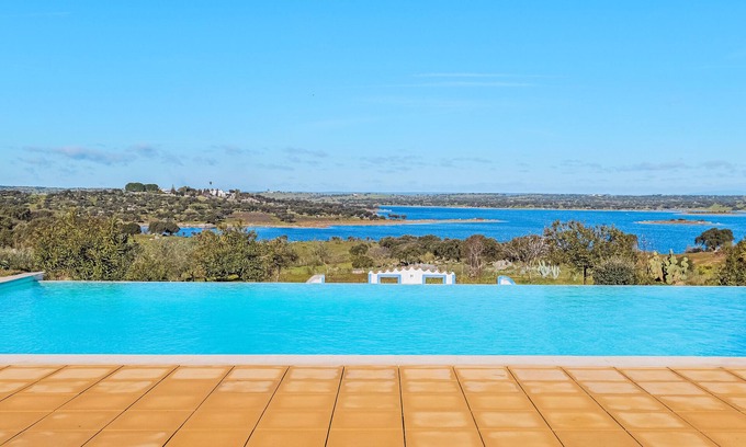 Elvas House | Room 'Perdiz' with Shared Pool, Wi-Fi and Air Conditioning