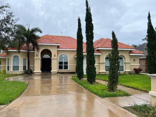 Edinburg House | Room, Private Restroom and Entrance